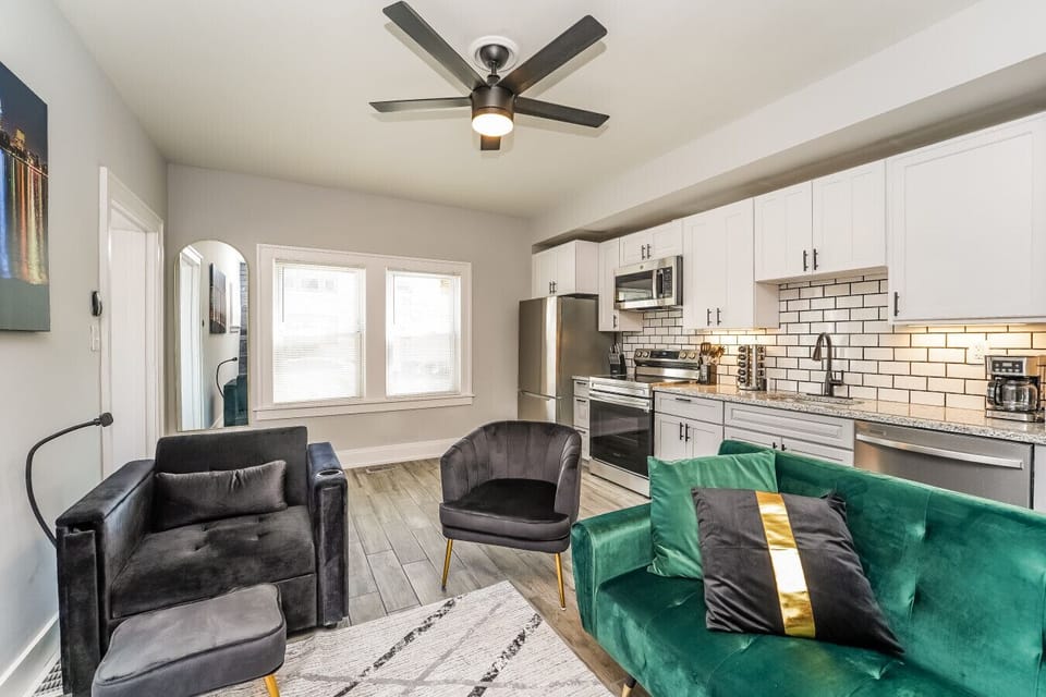 KITCHEN/LIVING