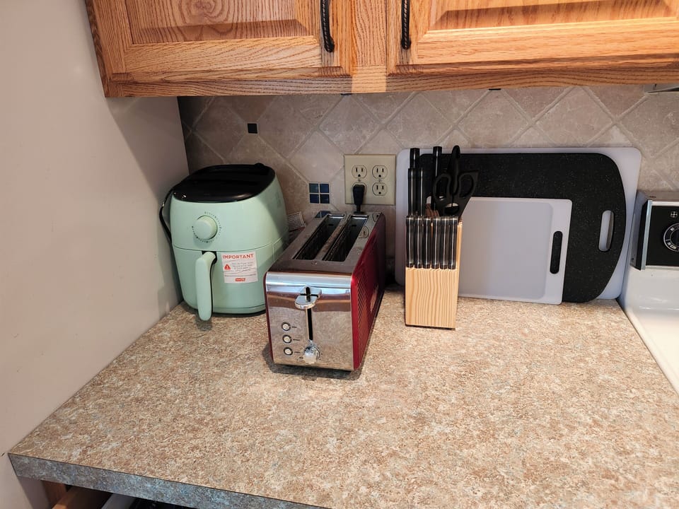 Toaster, air fryer, and more in the well-equipped kitchen