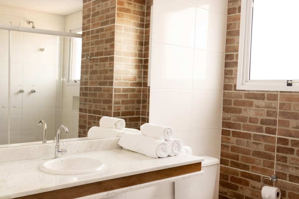 Deluxe Suite, Bathtub | Bathroom shower