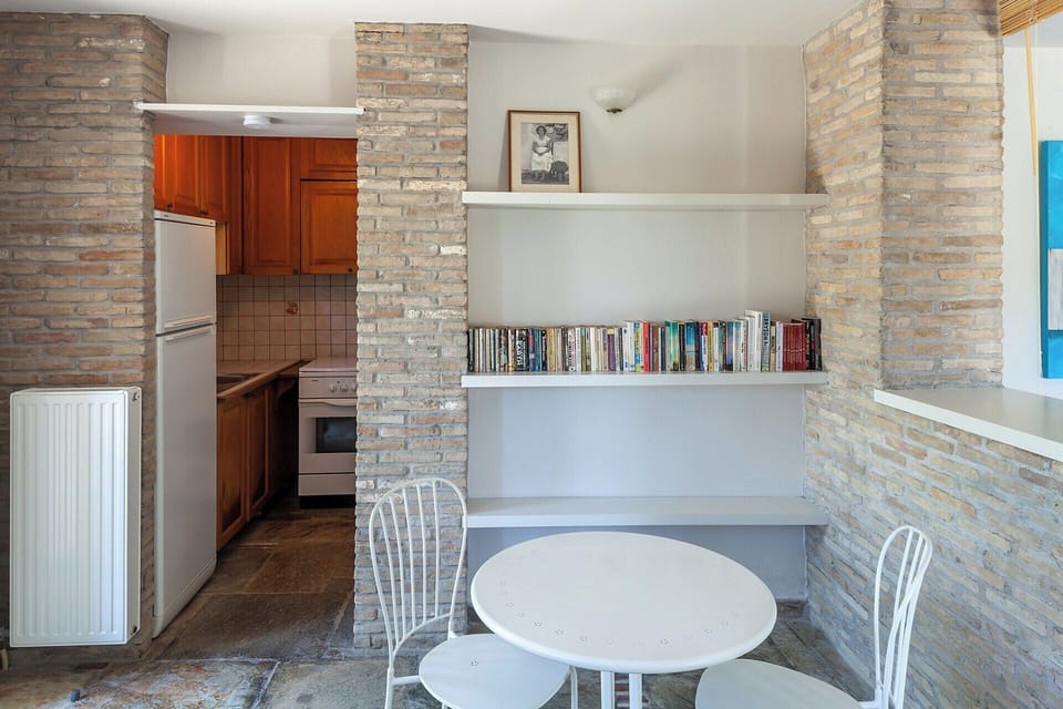 The dining area and kitchenette in the dependence.
