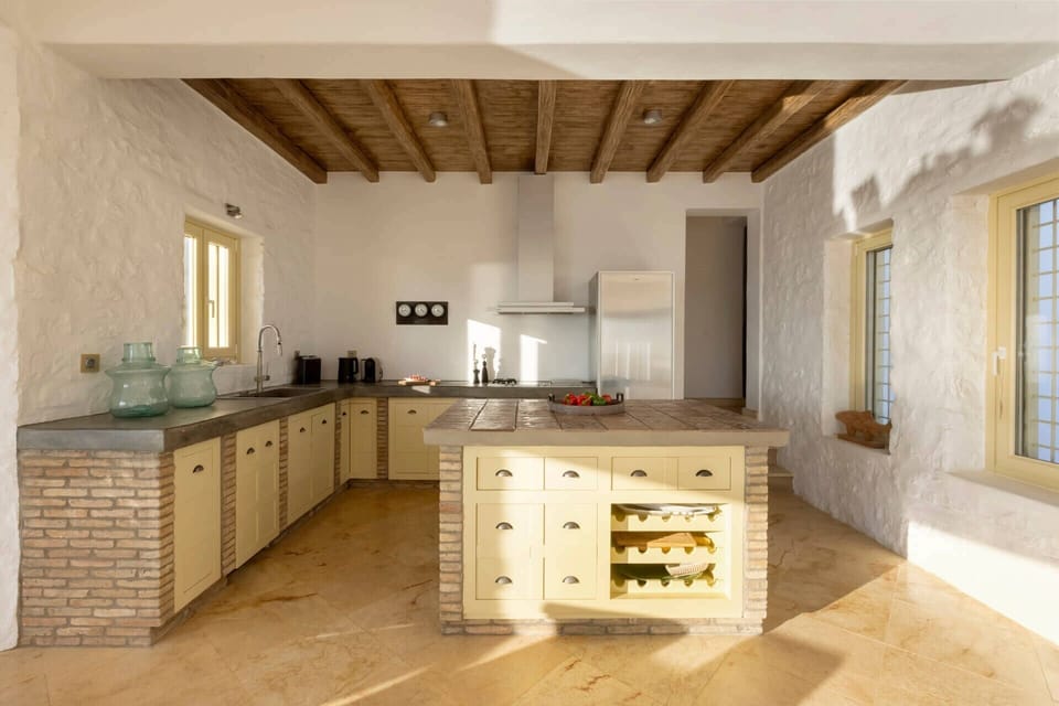 The kitchen seen from another angle.