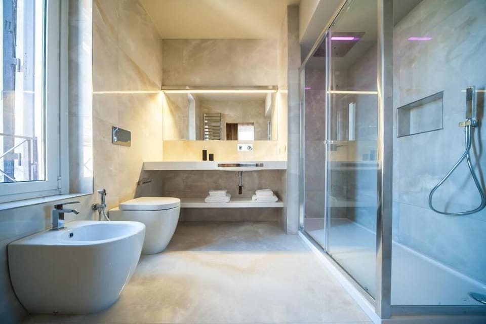 Junior Suite | Bathroom | Shower, hair dryer, towels, soap
