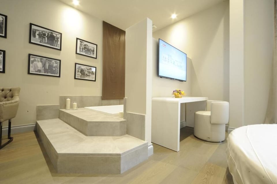 Junior Suite | In-room safe, desk, blackout drapes, soundproofing