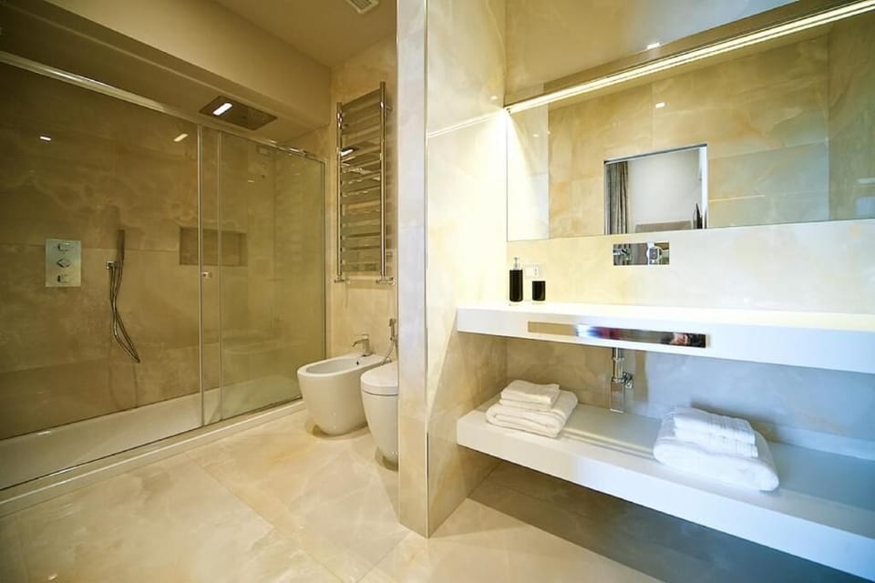 Royal Suite | Bathroom | Shower, hair dryer, towels, soap