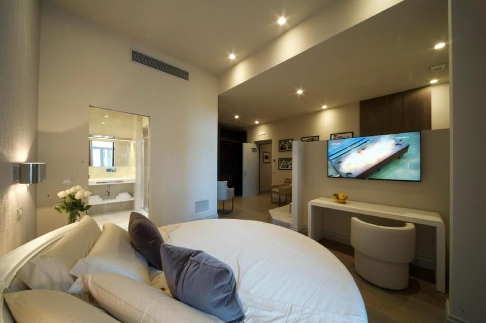 Junior Suite | In-room safe, desk, blackout drapes, soundproofing