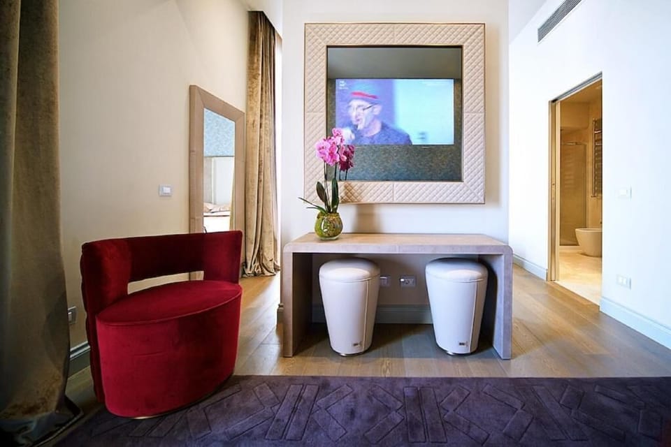 Royal Suite | In-room safe, desk, blackout drapes, soundproofing