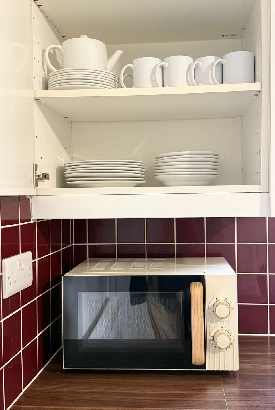 Oven, dishwasher, cookware/dishes/utensils