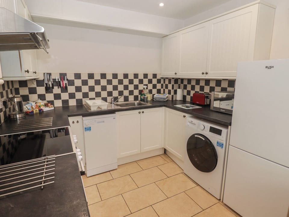 Dishwasher, cookware/dishes/utensils