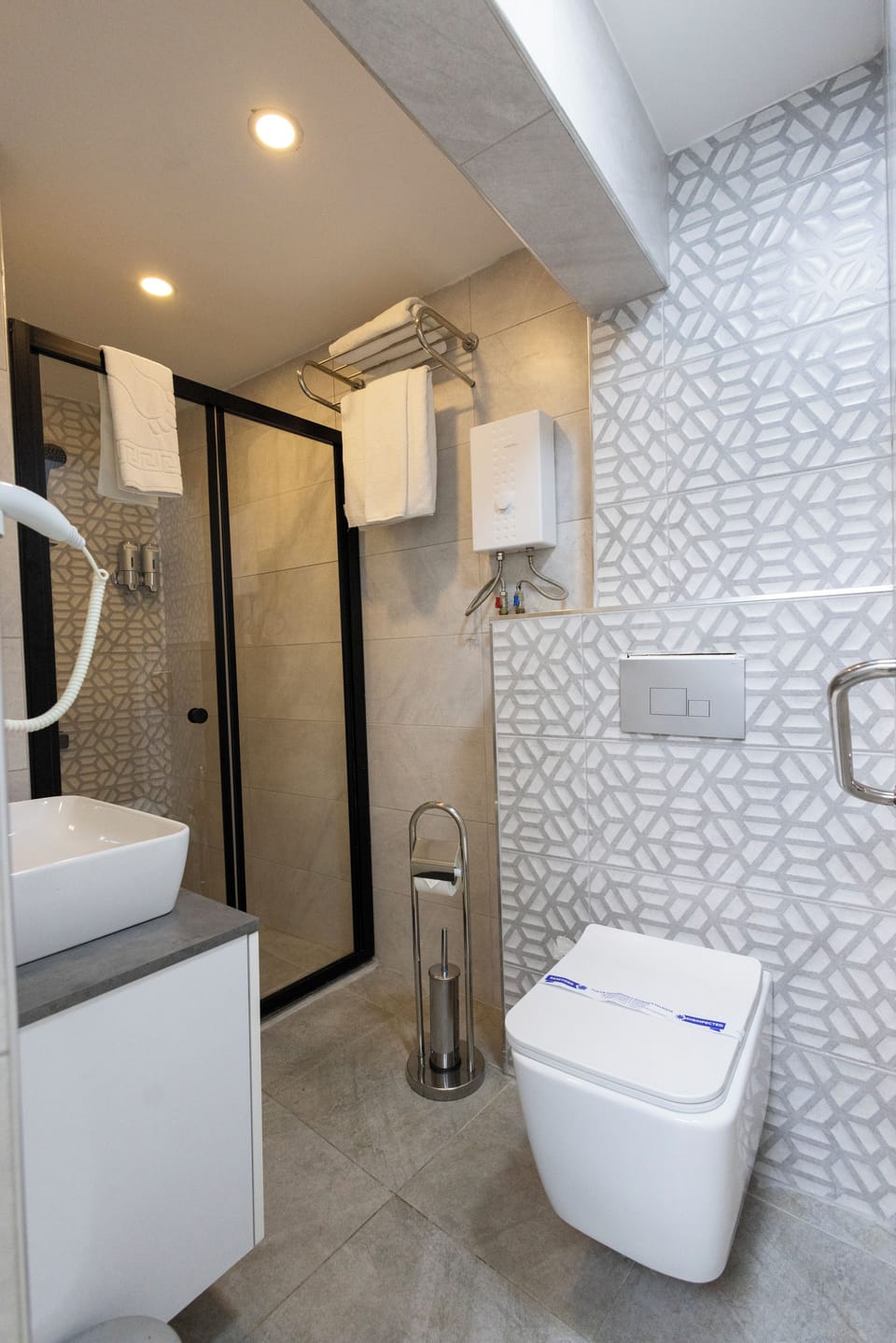 Standard Studio | Bathroom | Shower, free toiletries, hair dryer, slippers
