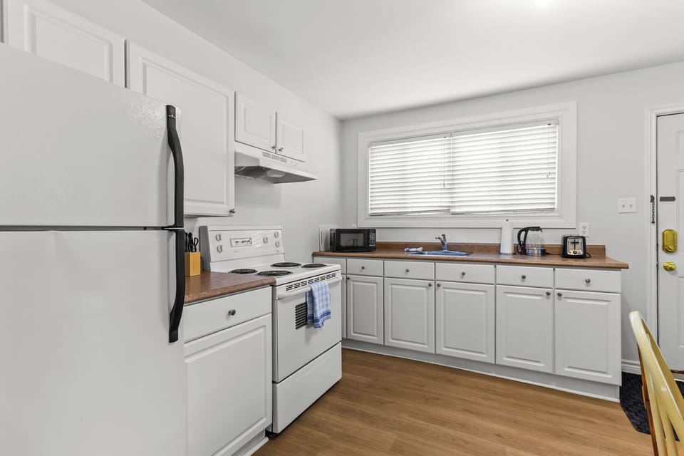 Kitchen with Appliances - Fully equipped kitchen for home meals
