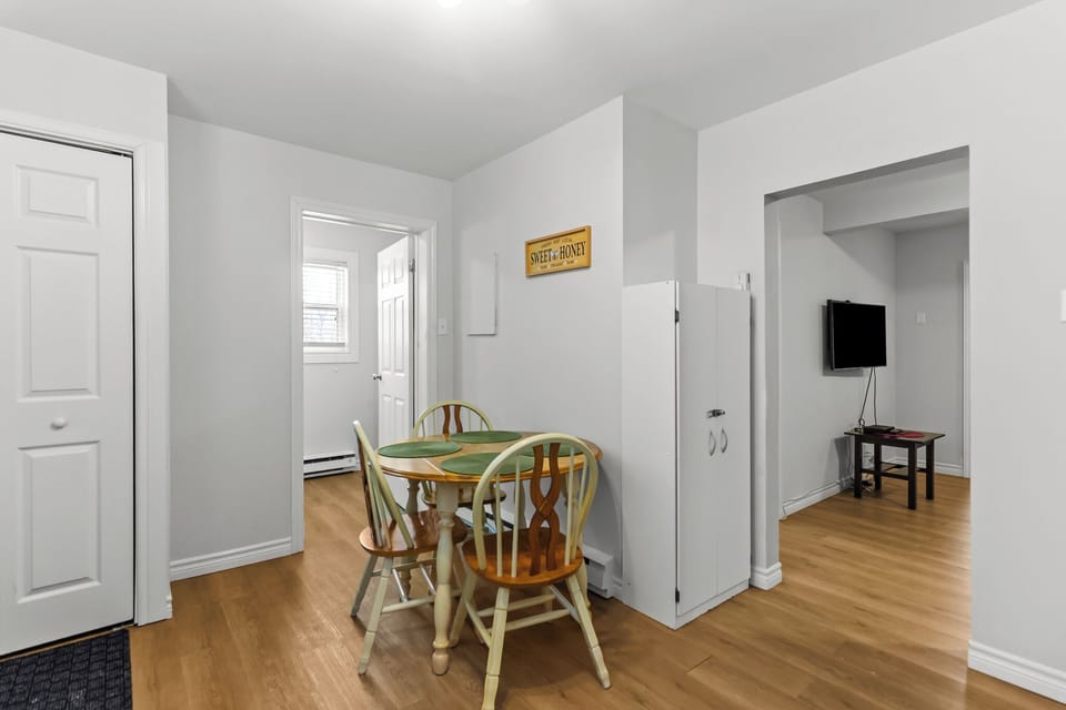 Dining Area - Intimate dining nook for three

