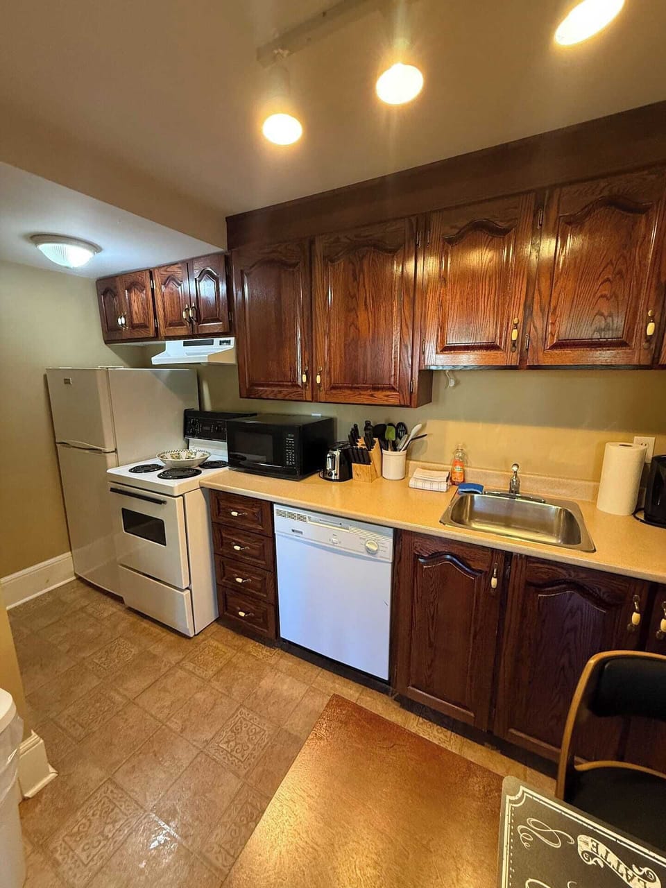Cook with ease in this well-stocked kitchen—just like home.
