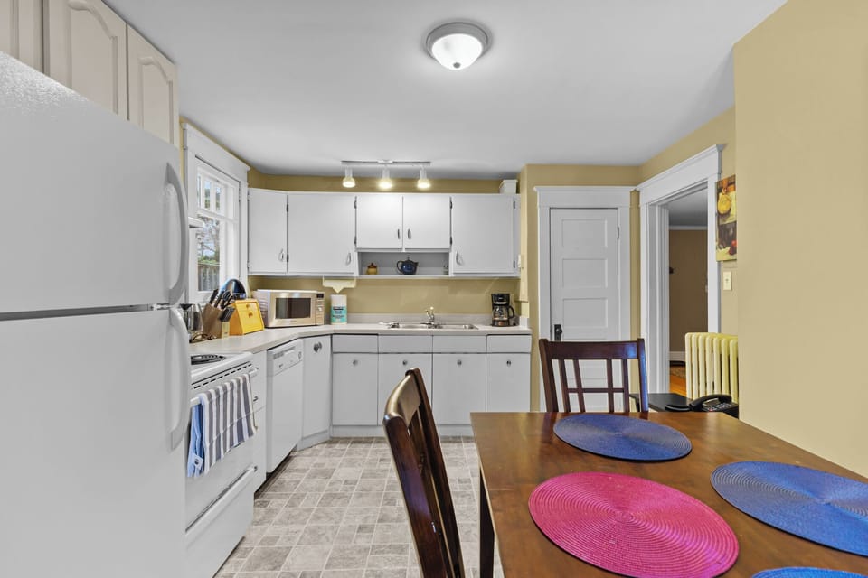 Kitchen - Cook with ease — fully equipped
