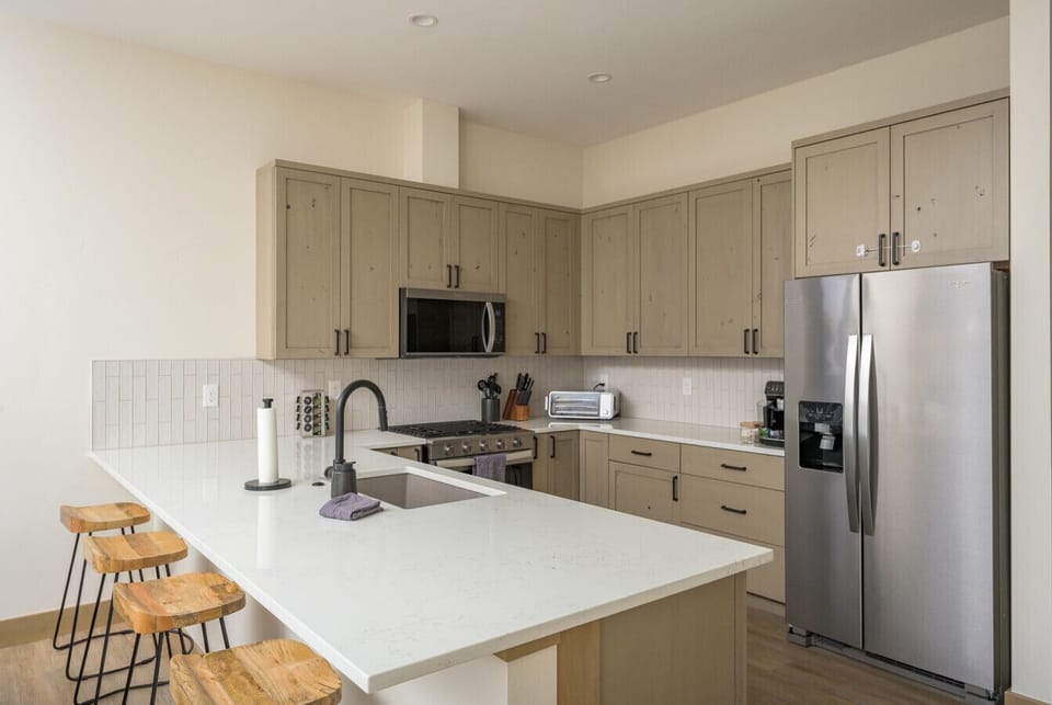Fully equipped kitchen with bar seating
