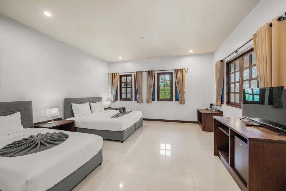Superior Triple Room | In-room safe, desk, WiFi (free)