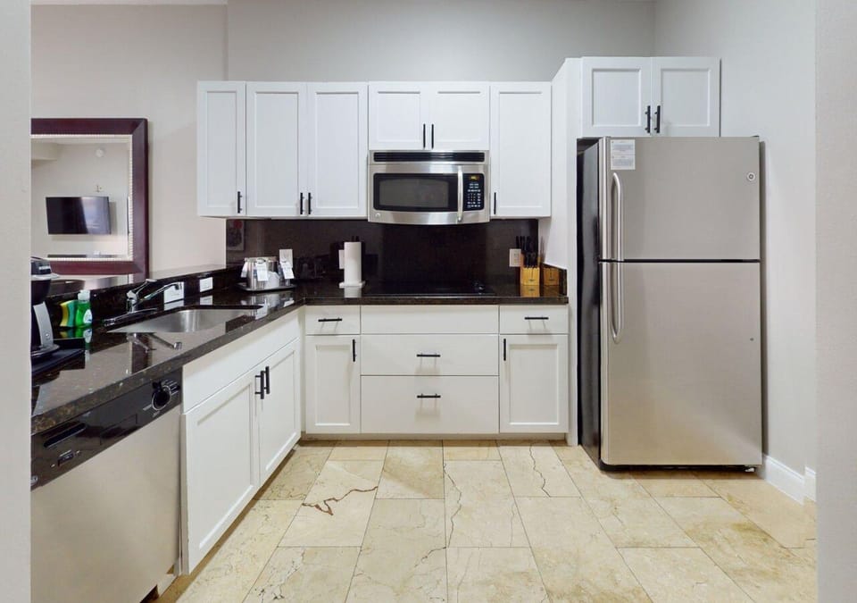 Presidential Suite, Balcony | Private kitchen | Coffee/tea maker, microwave