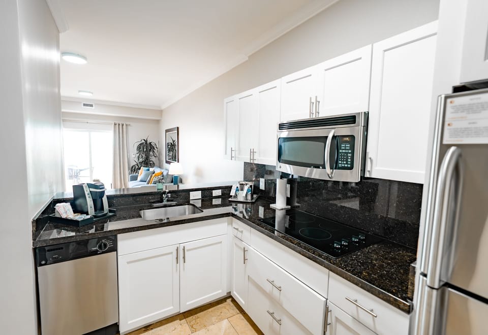 Presidential Suite | Private kitchen | Microwave, coffee/tea maker