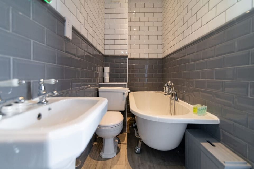 En-suite bath to Bedroom 2