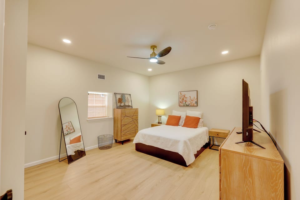 Bedroom 1 | Queen Bed | 1st Floor