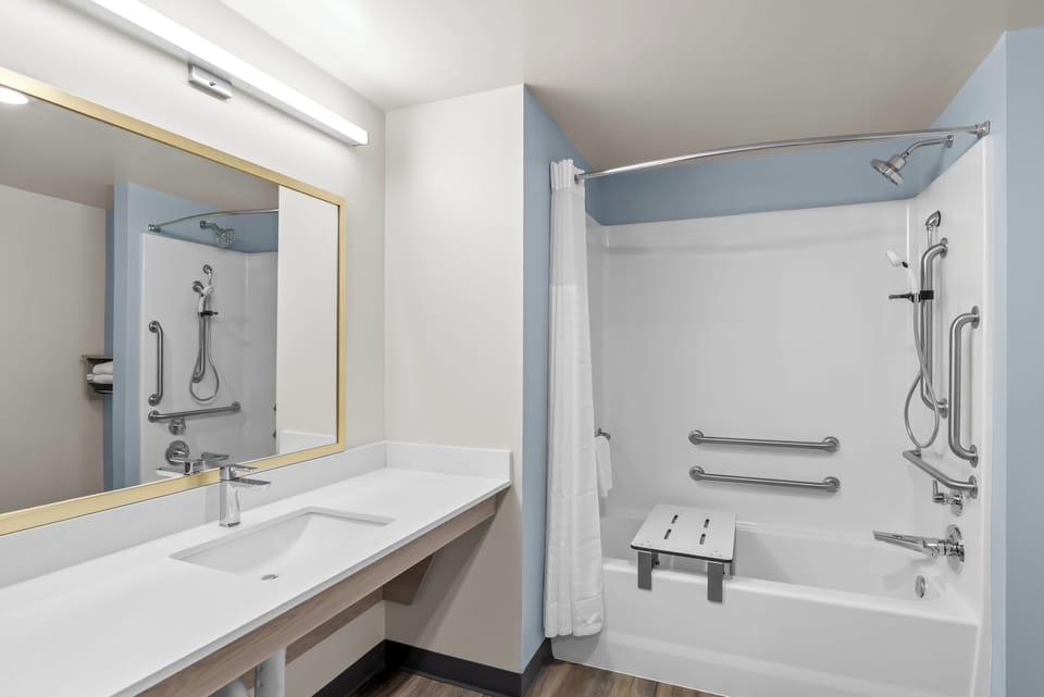 Suite, 2 Queen Beds, Accessible, Non Smoking | Bathroom | Towels