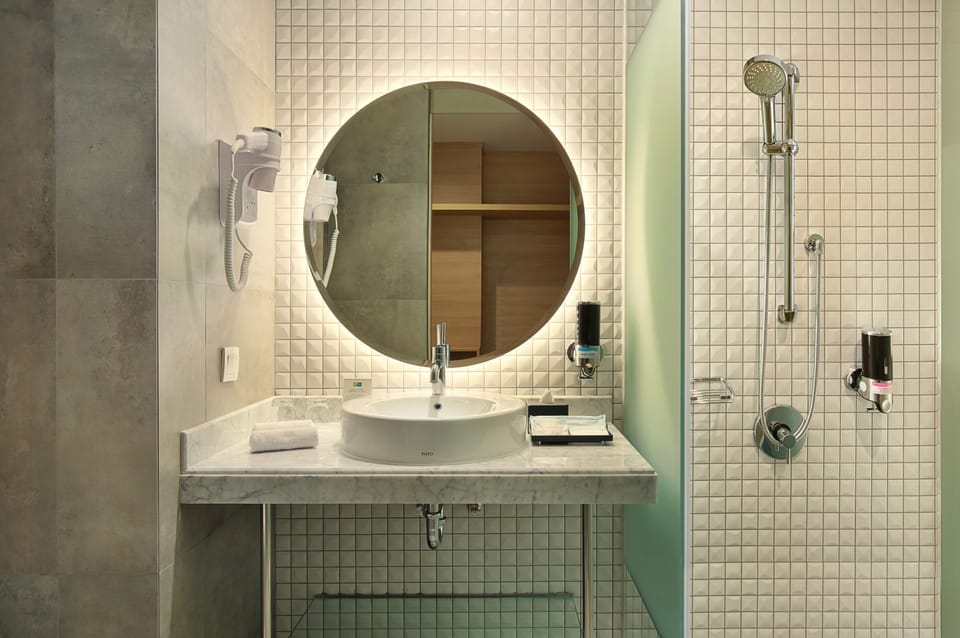 Shower, hydromassage showerhead, free toiletries, hair dryer