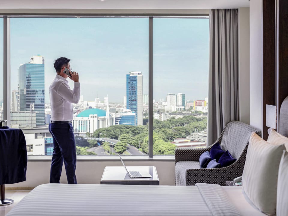 Executive Suite, 1 King Bed | Minibar, in-room safe, desk, laptop workspace