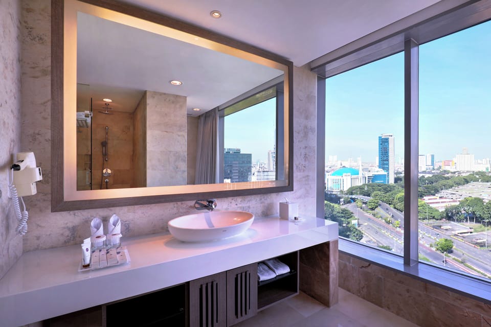 Superior Room, 1 Queen Bed | Bathroom | Eco-friendly toiletries, hair dryer, slippers, towels