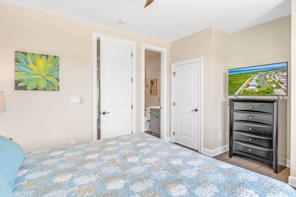 Bedroom 4 smart TV and bathroom