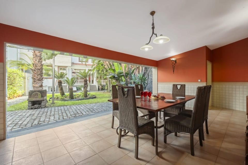 Relax with al fresco-style dining in an area that connects comfort and nature.