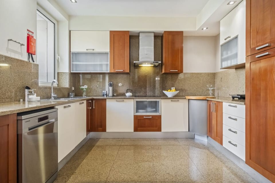 Fully equipped kitchen with elegant finishes and space to enjoy cooking as a shared experience.