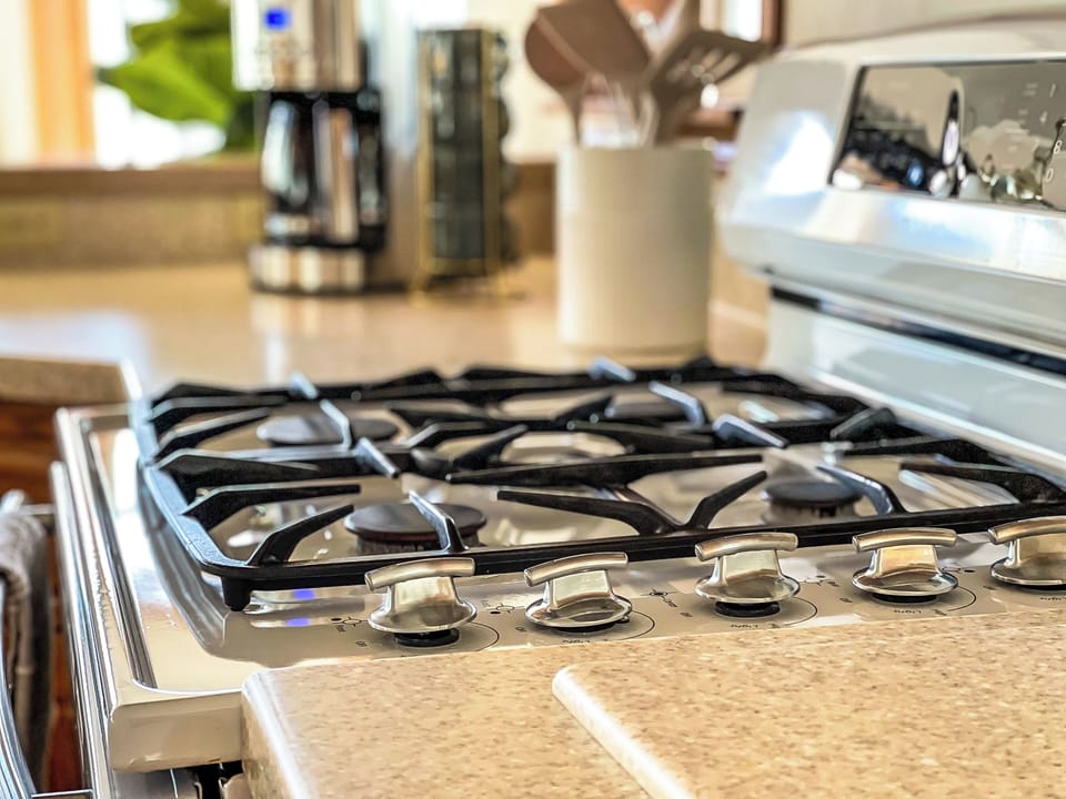 Calling all chefs! Enjoy a gas stove, dual ovens, and quality cookware.