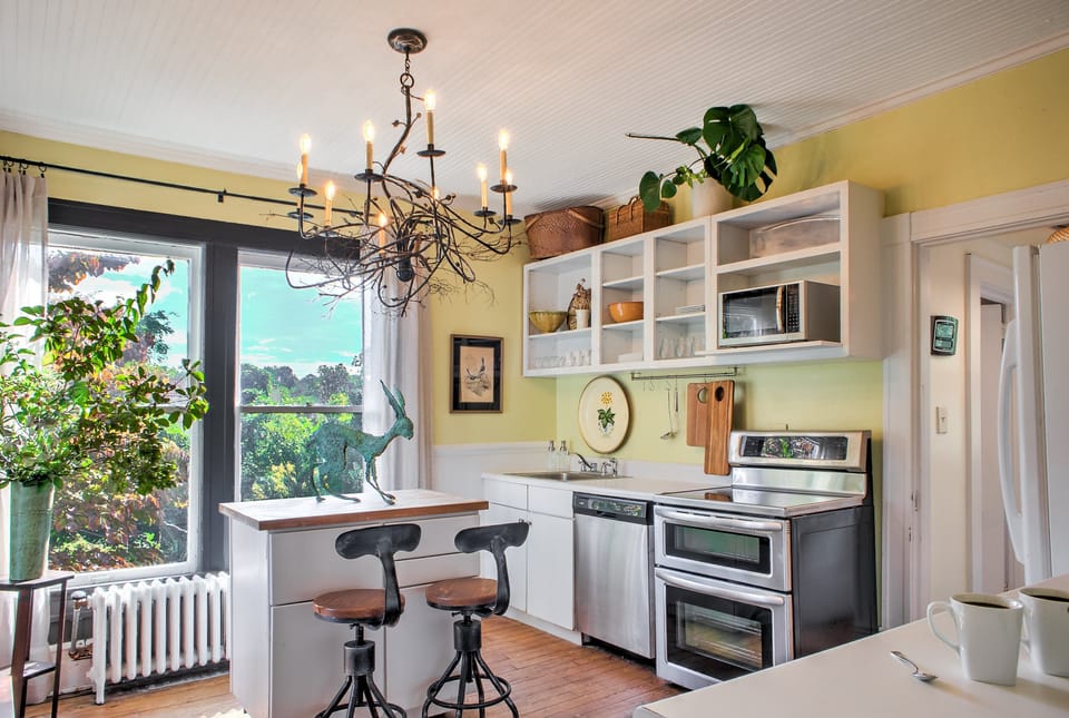 2nd floor kitcen with full sized appliances