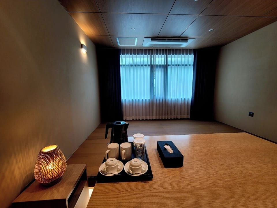 Premium Twin Room | Iron/ironing board, free WiFi, bed sheets