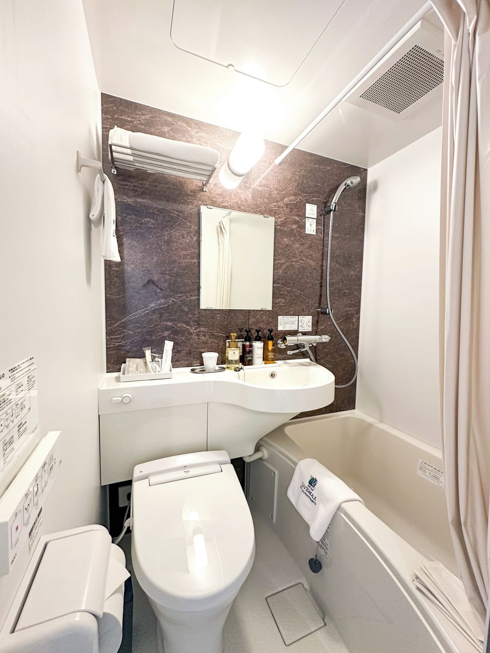 Combined shower/tub, hair dryer, slippers, towels