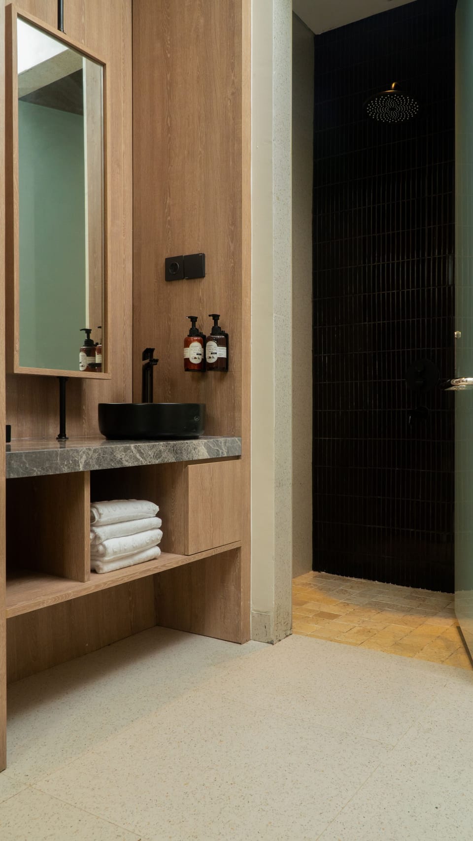 Deluxe Double or Twin Room | Bathroom | Hair dryer, slippers, bidet, towels