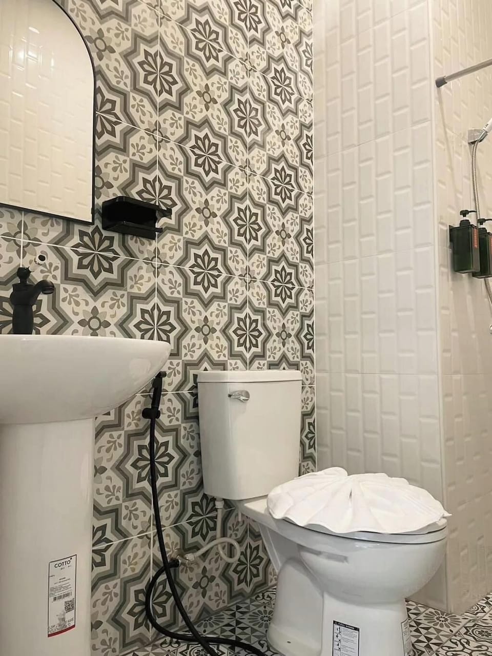 Double Room, Lanai | Bathroom | Shower, free toiletries, towels, soap