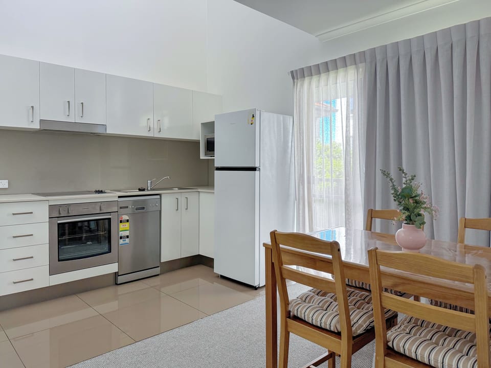 Comfort Apartment, 1 Queen Bed, Non Smoking | In-room dining