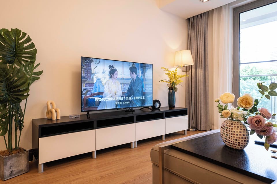 Superior Apartment, 1 Bedroom, Kitchen, City View | Living room | Smart TV