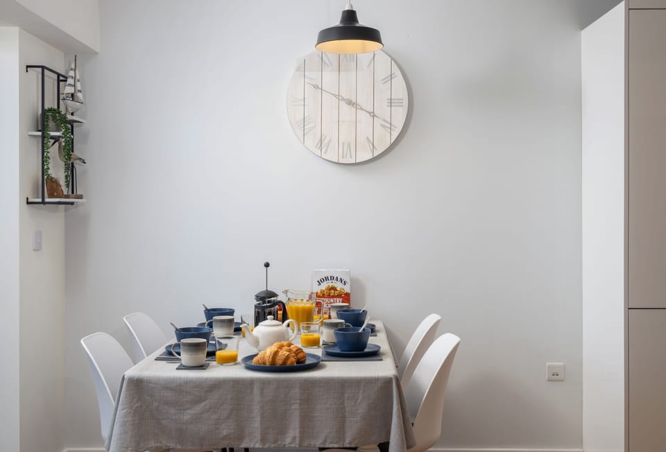 12 Ocean One, Newquay: Dining table with seating for four