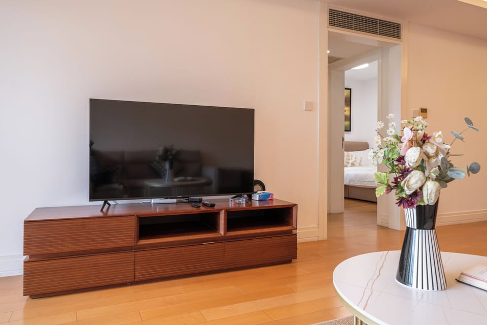 Superior Apartment, 2 Bedrooms, Kitchen, City View | Living room | Smart TV