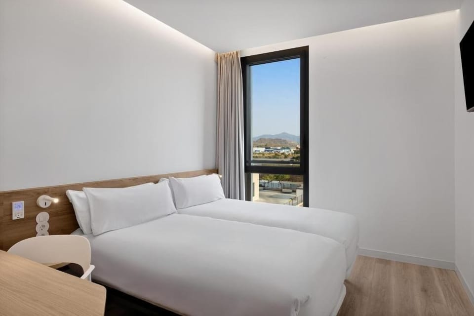 Twin Room | In-room safe, WiFi (free)