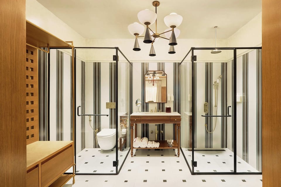 Gallery Room | Bathroom | Bathtub, towels, soap, shampoo