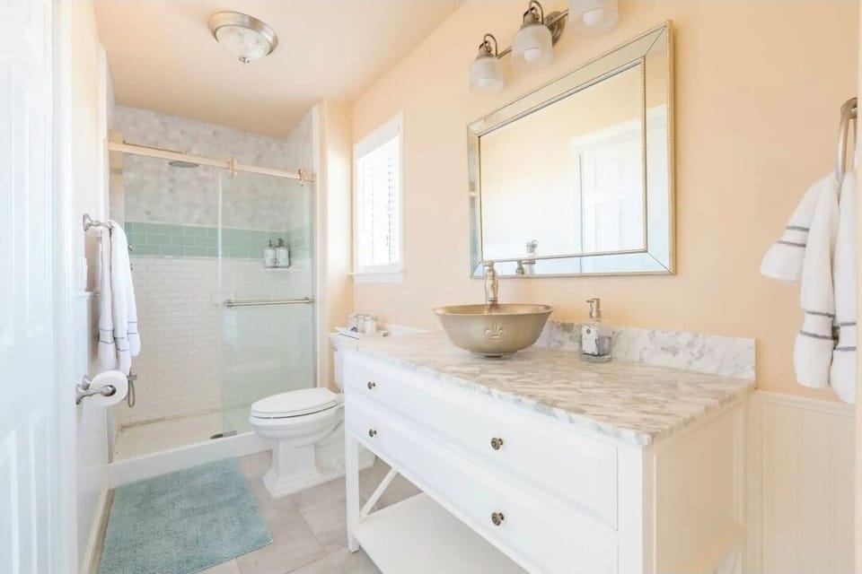 Master Bedroom's ensuite 