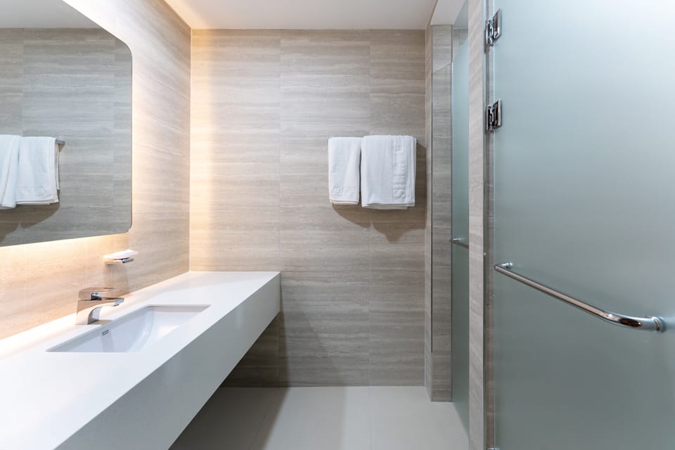 Superior Deluxe Room | Bathroom | Free toiletries, hair dryer, slippers, towels