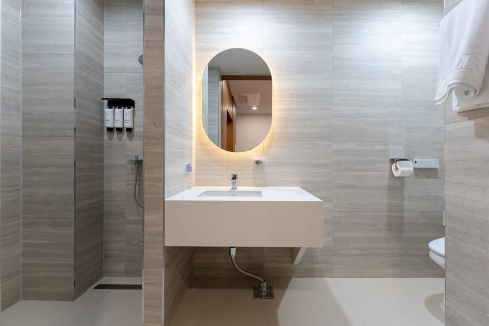 Business Single Room | Bathroom | Free toiletries, hair dryer, slippers, towels