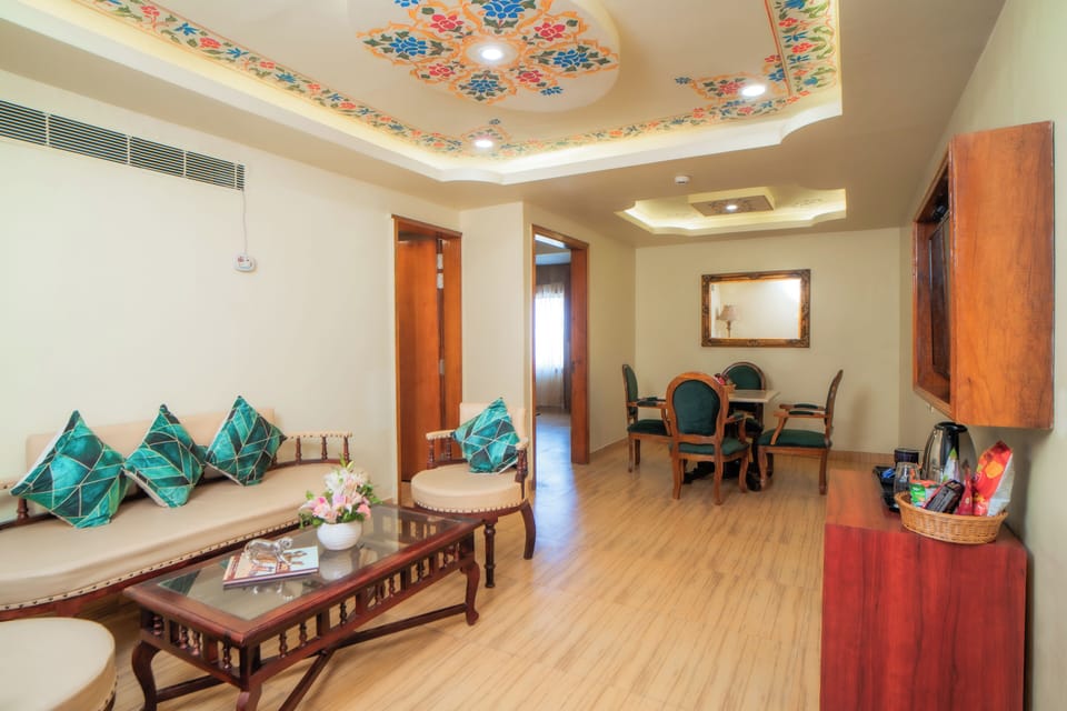 Royal Suite | Living room | Fireplace