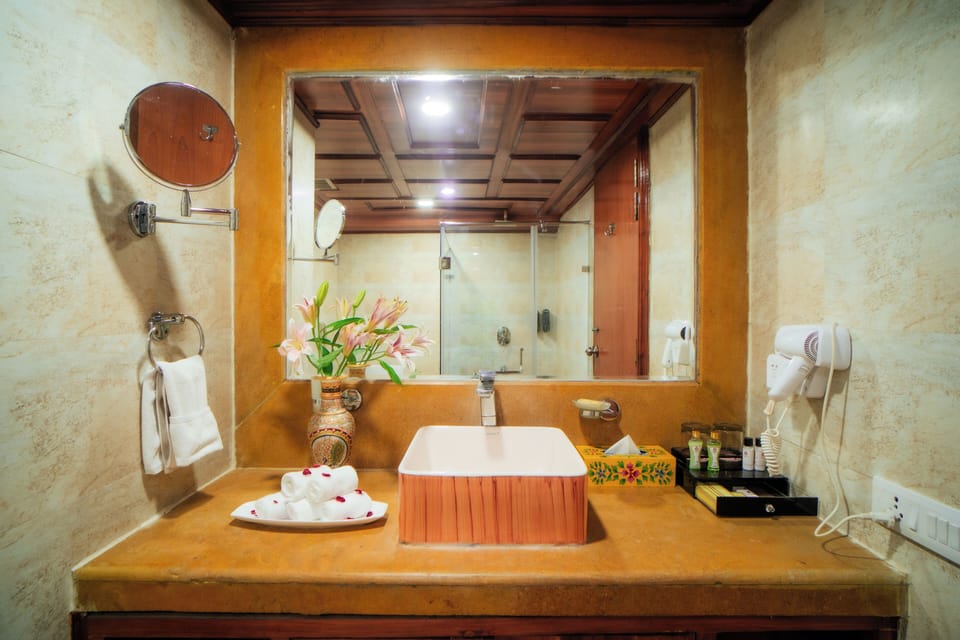 Royal Suite | Bathroom | Free toiletries, hair dryer, bathrobes, slippers