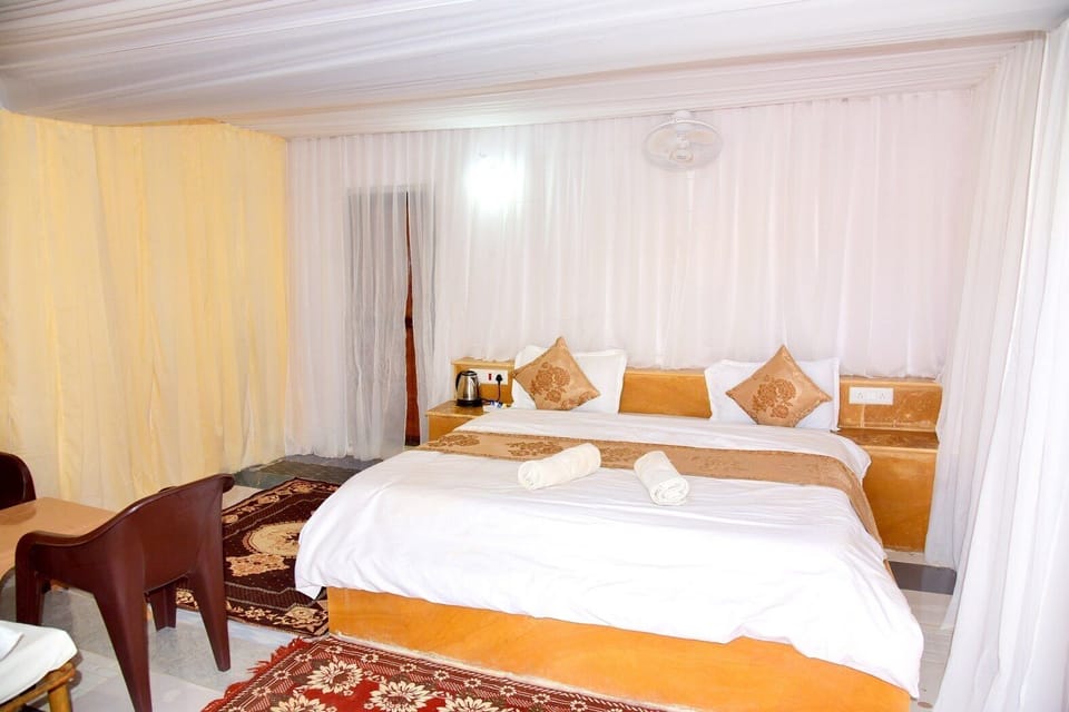 Deluxe Double Room, Balcony, Desert View | Desk, laptop workspace