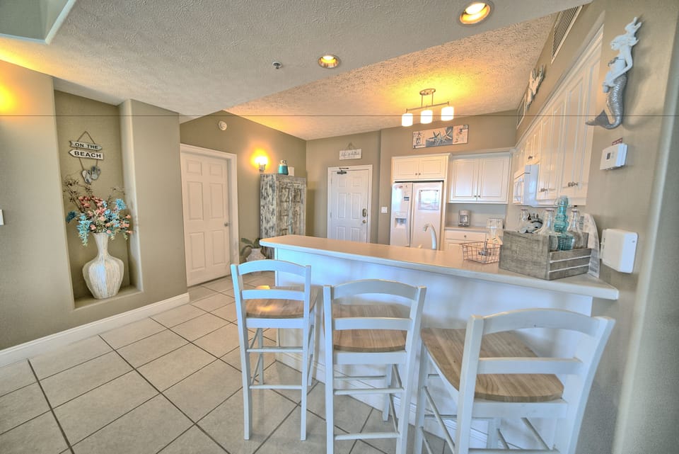 Condo, 2 Bedrooms | Private kitchen | Full-size fridge, microwave, oven, stovetop