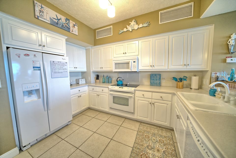 Condo, 2 Bedrooms | Private kitchen | Full-size fridge, microwave, oven, stovetop
